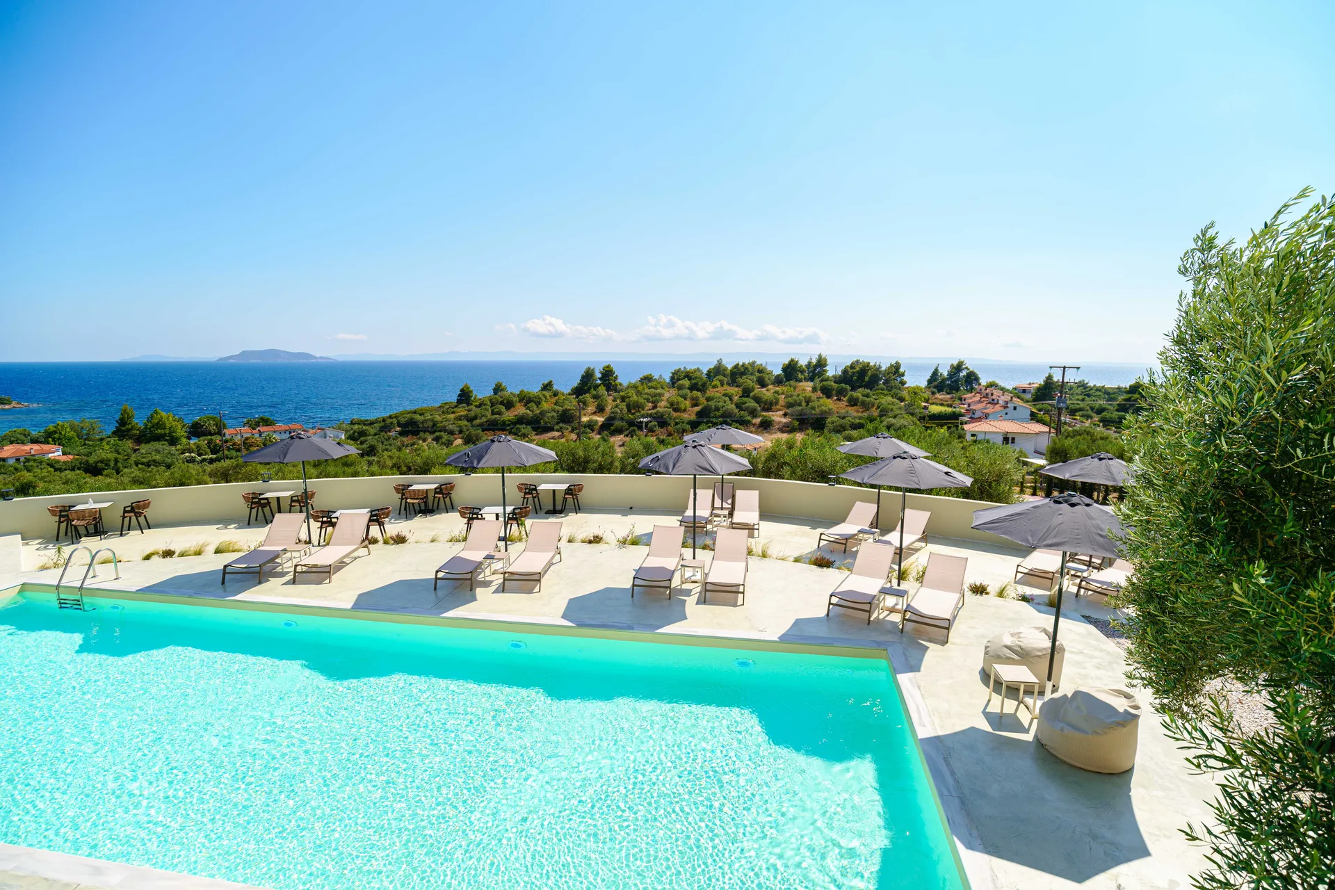 Tiara Holidays - Casa Panorama - pool and sunbeds